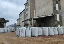 13 ember rács mögött veszélyes hulladék illegális elhelyezése miatt veszélyes hulladék