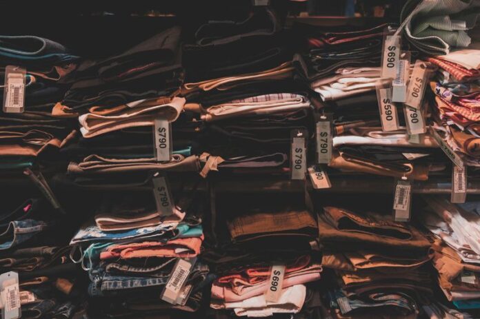 eladatlan ruhák; Unsold Clothes