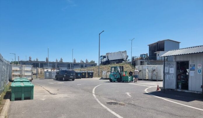 önkiszolgáló hulladékudvar; self-service recycling centre